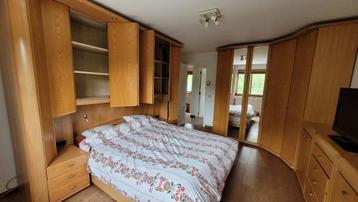 Volledige slaapkamer met tweepersoonsbed beschikbaar voor biedingen
