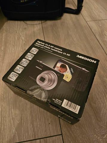 Gloednieuwe compact camera! beschikbaar voor biedingen