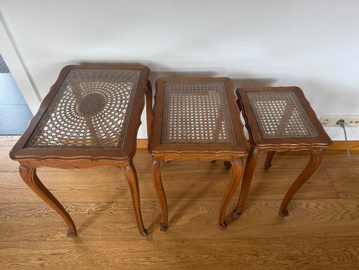 Set van 3 vintage bijzettafels met rotan inleg, Antiek en Kunst, Antiek | Meubels | Tafels, Ophalen