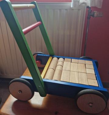 Chariot en bois avec cubes