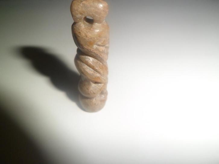 Hanger-amulet uit graniet of één of ander hardsteen., Antiek en Kunst, Curiosa en Brocante, Ophalen