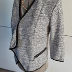Elegant grijs wit jasje met 2 zakjes mt S tot M zie afmeting, Ophalen of Verzenden, Zo goed als nieuw, Wit, Jasje