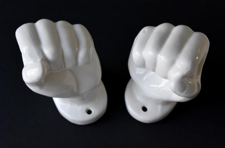 Unieke kandelaars vuisten, Huis en Inrichting, Woonaccessoires | Kandelaars en Kaarsen, Zo goed als nieuw, Kandelaar, Minder dan 25 cm