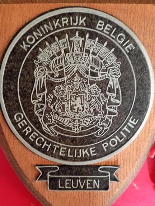 588) wapenschildje gerechtelijke politie Leuven, Collections, Objets militaires | Général, Autres, Enlèvement ou Envoi