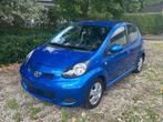 Toyota Aygo 5-deurs automaat, Auto's, Stof, 50 kW, Zwart, Blauw