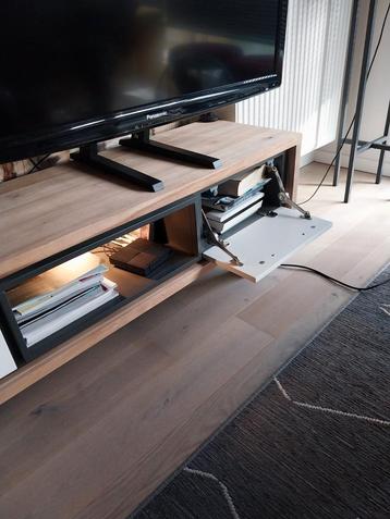 Tv kast Xooon beschikbaar voor biedingen