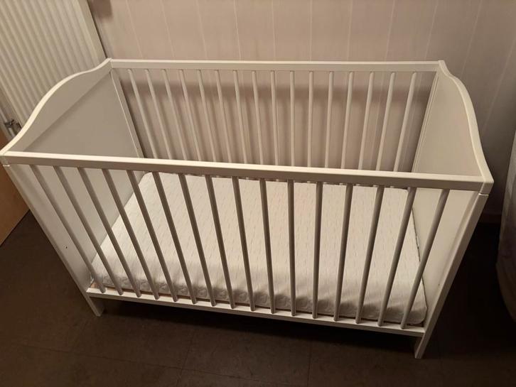 Babybed + verzorgingstafel, Kinderen en Baby's, Babywiegjes en Ledikanten, Gebruikt, Ophalen