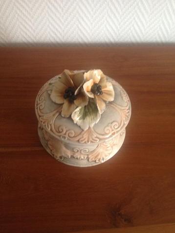 Bocal et couvercle en porcelaine italienne à décor de fleurs