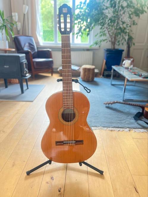 Alhambra klassieke gitaar linkshandig, Muziek en Instrumenten, Snaarinstrumenten | Gitaren | Akoestisch, Zo goed als nieuw, Ophalen