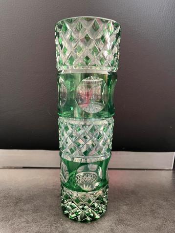 groene handgeslepen kristallen vaas van 20 cm beschikbaar voor biedingen