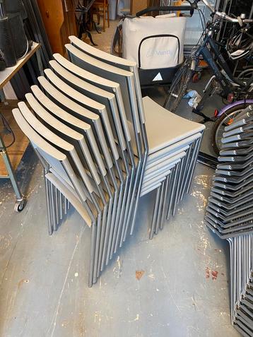 Chaises empilables 