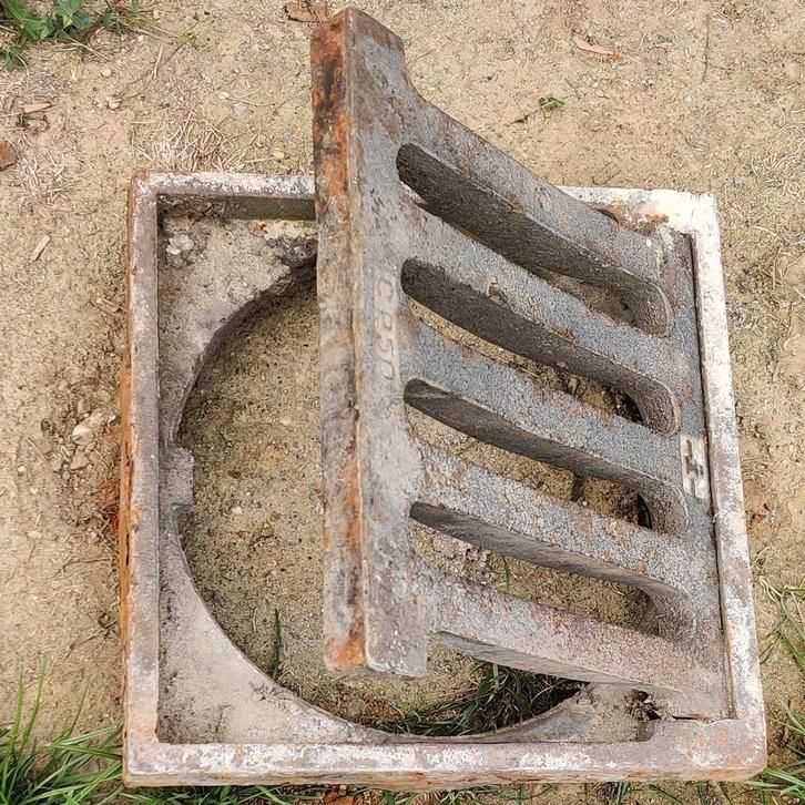 Stevig gietijzeren putrooster / rooster (23x23 cm), Doe-het-zelf en Bouw, Buizen en Afvoer, Gebruikt, Overige typen, Overige materialen