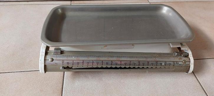 Oude brocante weegschaal emaille, Elektronische apparatuur, Weegschalen, Gebruikt, Analoog, Keukenweegschaal, Ophalen of Verzenden