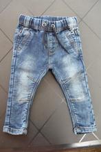 Broekje jeans knie stiksel taille koordje blauw maat 74, Enfants & Bébés, Vêtements de bébé | Taille 74, Garçon ou Fille, Utilisé
