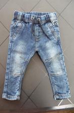 Broekje jeans knie stiksel taille koordje blauw maat 74, Kinderen en Baby's, Babykleding | Maat 74, Gebruikt, Ophalen of Verzenden