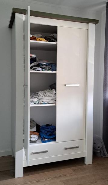 Babykamer: slaapkamer met kast, bed, commode en wandplank beschikbaar voor biedingen