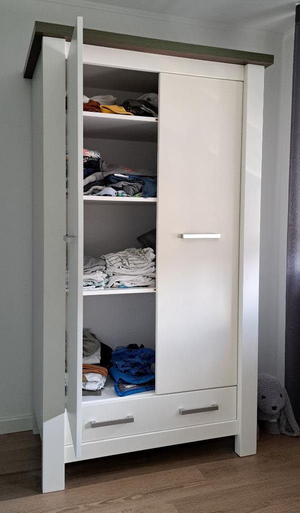 Babykamer: slaapkamer met kast, bed, commode en wandplank, Kinderen en Baby's, Kinderkamer | Complete kinderkamers, Gebruikt, Jongetje of Meisje