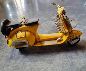 Motorscooter naar oud model op schaal beschikbaar voor biedingen