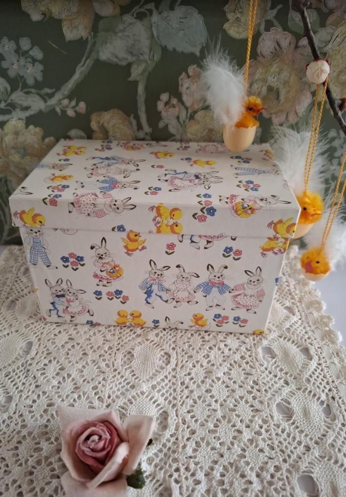 Vintage kartonnen paas doosje, haasjes, kuikentjes, PASEN, Diversen, Pasen, Gebruikt, Ophalen of Verzenden