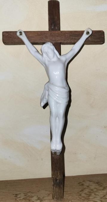 Crucifix en céramique blanche sur bois 25 x 12,7 cm