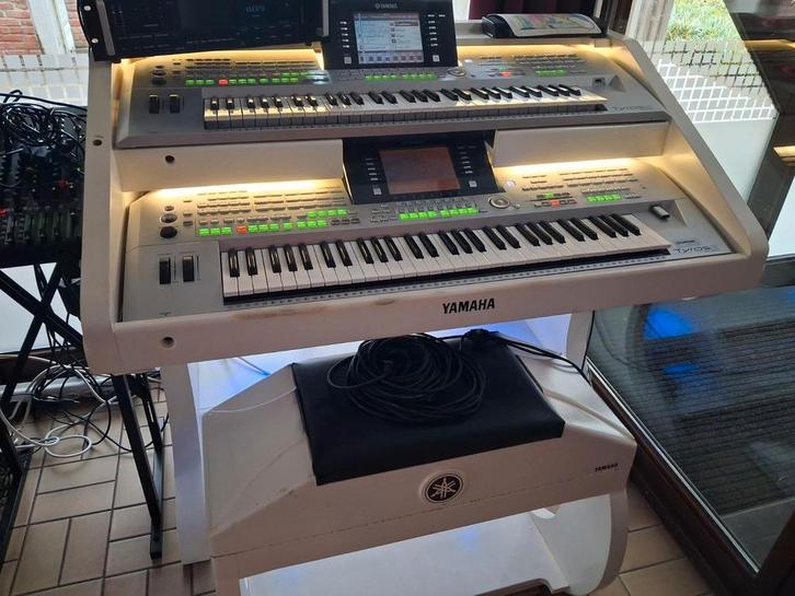 2 maal tyros 2 en gratis meubel.2 maal tyros., Muziek en Instrumenten, Keyboards, Gebruikt, Yamaha, Aanslaggevoelig, Midi-aansluiting
