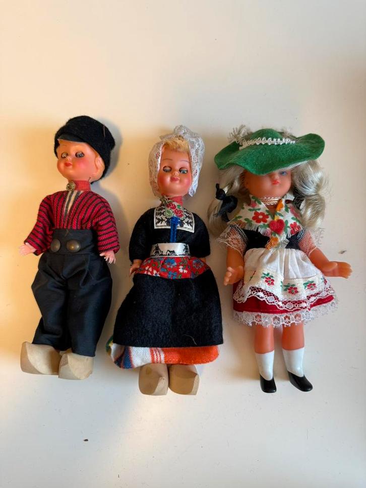Vintage Dutch & Austrian Traditional Clothing 3 Doll Bundle, Collections, Poupées, Utilisé, Poupée, Réaliste ou Reborn, Enlèvement ou Envoi