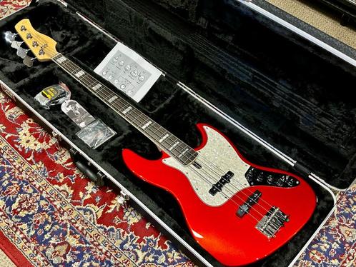 Marcus Miller 2022 V7 A4/BMR Bright Metallic Red + Case, Muziek en Instrumenten, Snaarinstrumenten | Gitaren | Bas, Zo goed als nieuw