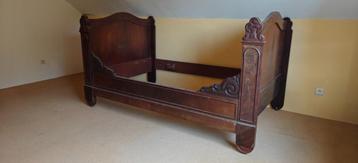 Antieken bed beschikbaar voor biedingen