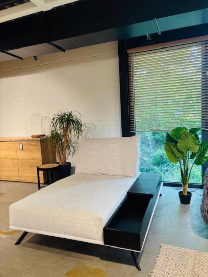 Moderne longchair in stof (ongebruikt toonzaalmodel!), Huis en Inrichting, Zetels | Zetels en Chaises Longues, Nieuw, Eenpersoons