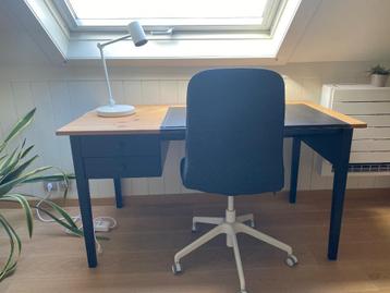 Bureau met accessoires  beschikbaar voor biedingen