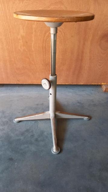 metalen industrieel - vintage - krukje beschikbaar voor biedingen