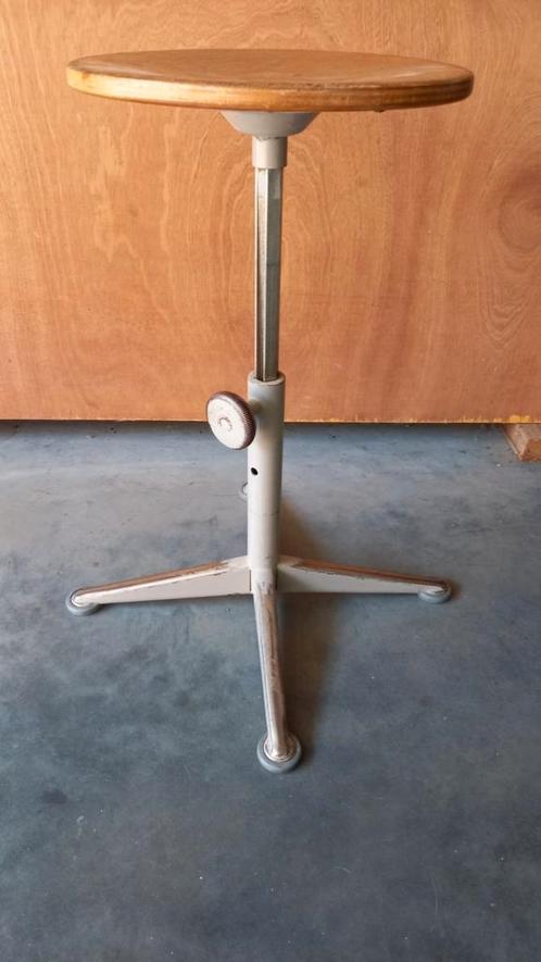 metalen industrieel - vintage - krukje, Huis en Inrichting, Krukjes, Zo goed als nieuw, In hoogte verstelbaar, Ophalen