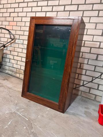 Zeer mooie vintage vitrinekast beschikbaar voor biedingen