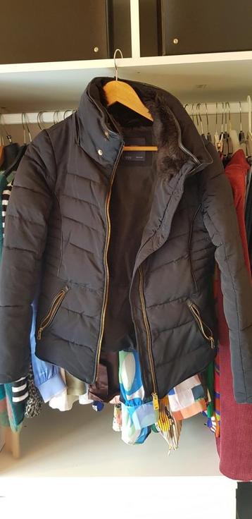 Winterjas dames, zwart, medium. Met kap en nepbonten kraag.  beschikbaar voor biedingen