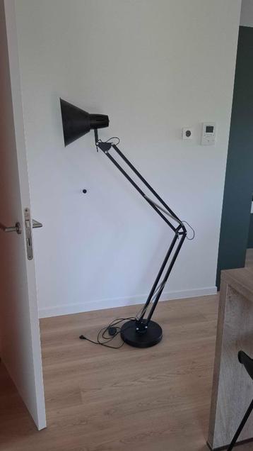 Lampe sur pied design industriel beschikbaar voor biedingen