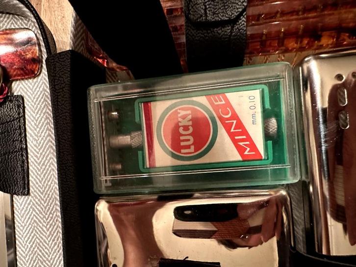 Scheer etui met Lucky mince scheer mesje, Antiek en Kunst, Antiek | Gereedschap en Instrumenten, Ophalen of Verzenden