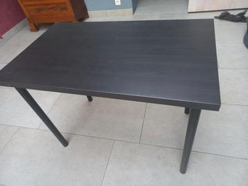 zwarte houten tafel