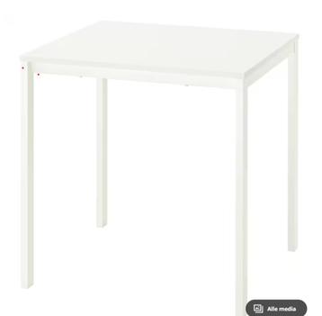Tafel en 2 stoeltjes beschikbaar voor biedingen