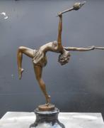 Standbeeld van een dansende vrouw met fakkels in brons gesig, Ophalen of Verzenden, Brons