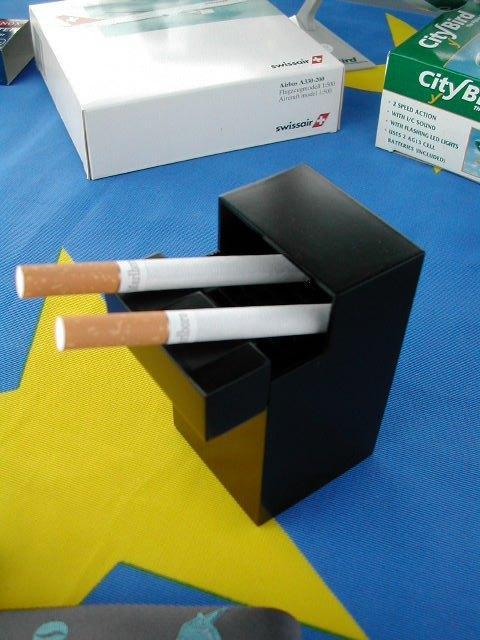 Asbak sigaretten zwart design verkocht aan boord luchtvaart, Verzamelen, Rookartikelen, Aanstekers en Luciferdoosjes, Nieuw, Asbak