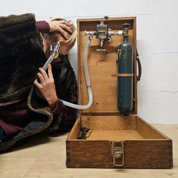 Vintage field Chemo zuurstof koffer / antiek medische leger beschikbaar voor biedingen