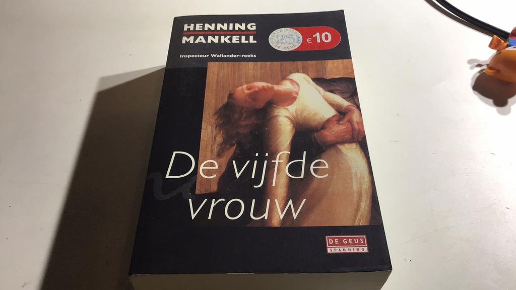 Henning Mankell - De vijfde vrouw(b5), Boeken, Thrillers, Zo goed als nieuw, Ophalen of Verzenden