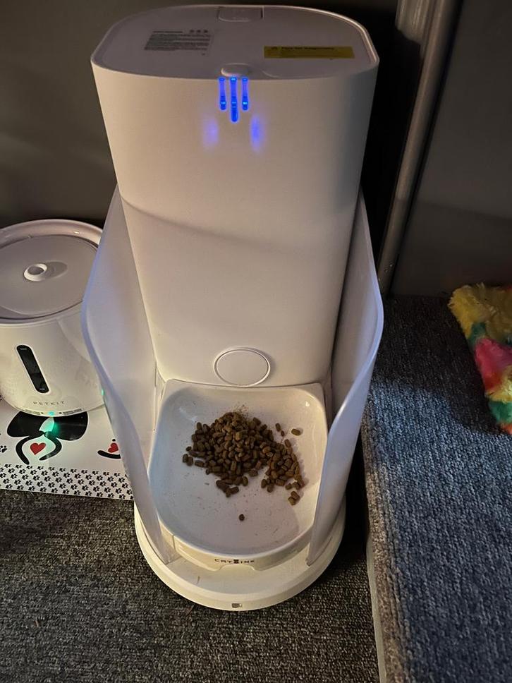 Distributeur automatique de croquettes, Dieren en Toebehoren, Kattenvoerbakken en Drinkbakken, Gebruikt, Ophalen
