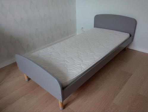 Kinderbed Flexa grijs, Kinderen en Baby's, Kinderkamer | Bedden, Zo goed als nieuw, Matras, Ophalen