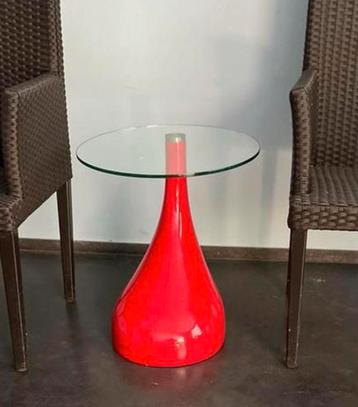 Glazen tafeltje met rood onderstel nu € 59,- beschikbaar voor biedingen