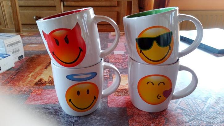 lot  de  4  mugs  décor   smiley     NEUFS, Huis en Inrichting, Keuken | Servies, Nieuw, Kop(pen) en/of Schotel(s), Keramiek, Ophalen of Verzenden