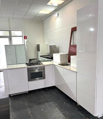 Complete hoogglans wit keuken + alle apparatuur voor €1.699, beschikbaar voor biedingen