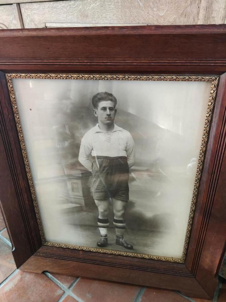 Foto zwart wit van voetballer in tenue rond 1900, Verzamelen, Foto's en Prenten, Gebruikt, Foto, Klederdracht, Voor 1940, Ophalen of Verzenden