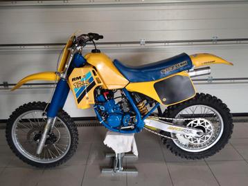 Schitterende gerenoveerde Suzuki RM 125 uit 1986