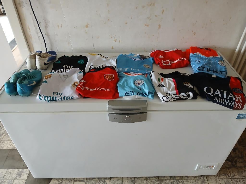 Voetbaltruitjes plus broekjes en voetbalschoenen, Sport en Fitness, Voetbal, Ophalen, Set, Gebruikt, Maat XS of kleiner